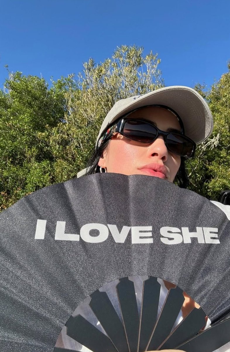 mauge_villar13's tweet image. Quiero ese abanico en la merch del 6 de Diciembre en Montevideo!!!!  @lalioficial @FactoriaMerch