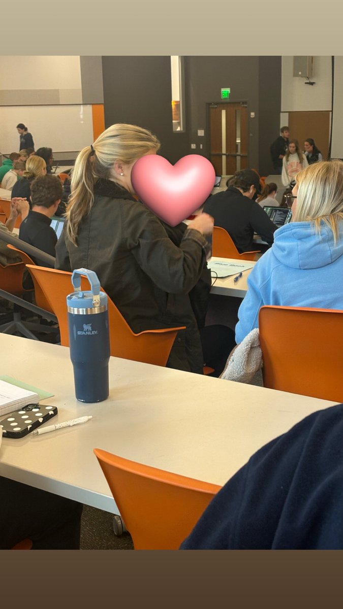 Cdysonnose's tweet image. This smoke show just walked in and stated it’s “barbour szn” #spreadit