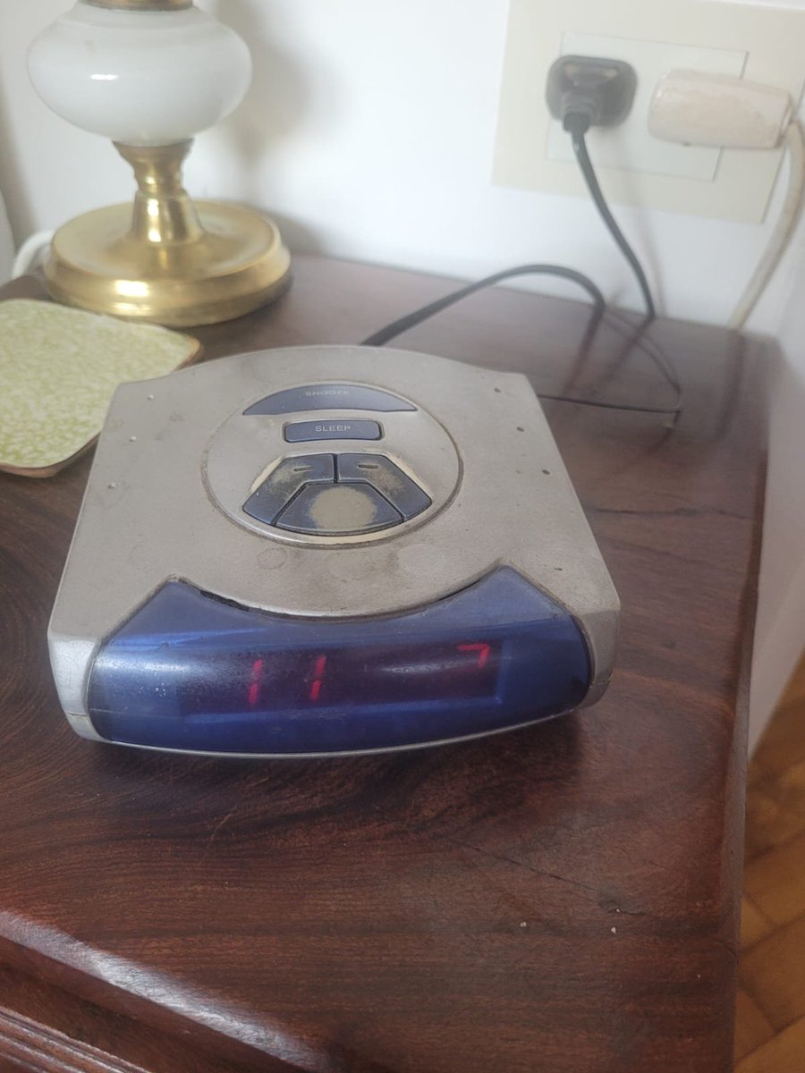 Mi mamá se sigue despertando con el radio/alarma de Genios
