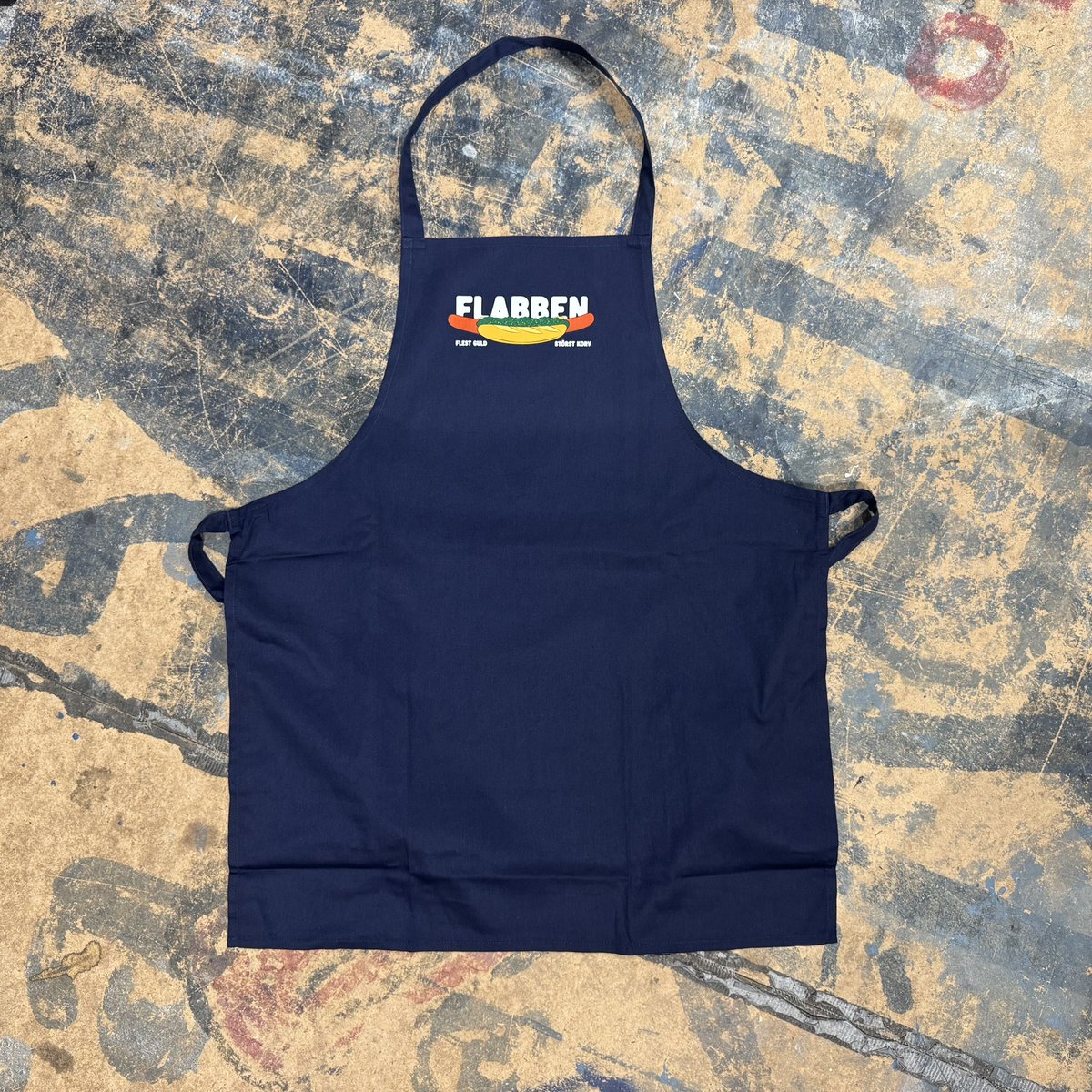 Fars dag coming up!

För övrigt försökte vi knäcka en i varje fall helt okej säljtext, men gick bet, som året i stort.

Men här har ni det, FLABBEN-förklädet, hosted by din lokala korvkung

shop.supporterhuset.se/collections/ny…