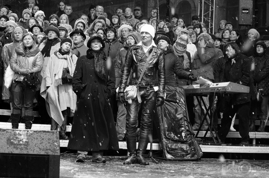 Protesta gaidās atcerējos, ka reiz kas līdzvērtīgs Doma laukumā jau ir piedzīvots. Kā ģimnāzijas koris uz skatuves dziedājām svinīgas dziesmiņas un starplaikos ar pūli kopā saucām "rokas nost no Loskutova". 2007. gada lietussargu revolūcija, bildē es un arī pētnieks <a href="/MHirss/">Mārtiņš Hiršs</a>. :D