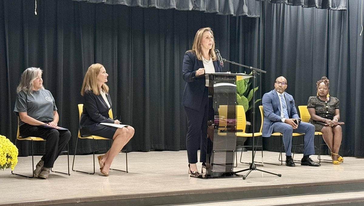 Our State Superintendent Weaver &amp; SC EOC Chairperson chose Burnside ES for the SC Report Card release press conference this morning. I was so pleased to be present! <a href="/RichlandOne/">Richland One Schools</a> has so much to be proud of - tremendous growth! #ProudED