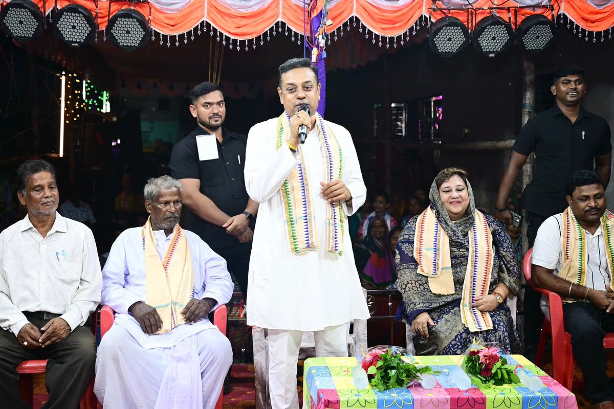 fanofsambit's tweet photo. ପବିତ୍ର କାର୍ତ୍ତିକ ମାସ ଏବଂ ପଞ୍ଚୁକ ଅବସରରେ ଆଜି ପୁରୀ ଲୋକସଭା ଅନ୍ତର୍ଗତ ନୟାଗଡ ବିଧାନସଭା ସ୍ଥିତ ଲାଠିପଡ଼ାରେ ଆୟୋଜିତ କାର୍ତ୍ତିକେଶ୍ୱର ପୂଜାରେ ସାମିଲ ହୋଇ ଆର୍ଶୀବାଦ ନେବାର ସୌଭାଗ୍ୟ ପ୍ରାପ୍ତ ହେଲା l

पवित्र कार्तिक माह एवं पंचुक के अवसर पर आज पुरी लोकसभा क्षेत्र अंतर्गत नयागढ़ विधानसभा स्थित लाठिपड़ा में आयोजित कार्तिकेश्वर पूजा में सम्मिलित होकर आशीर्वाद प्राप्त करने का सौभाग्य प्राप्त हुआ।
