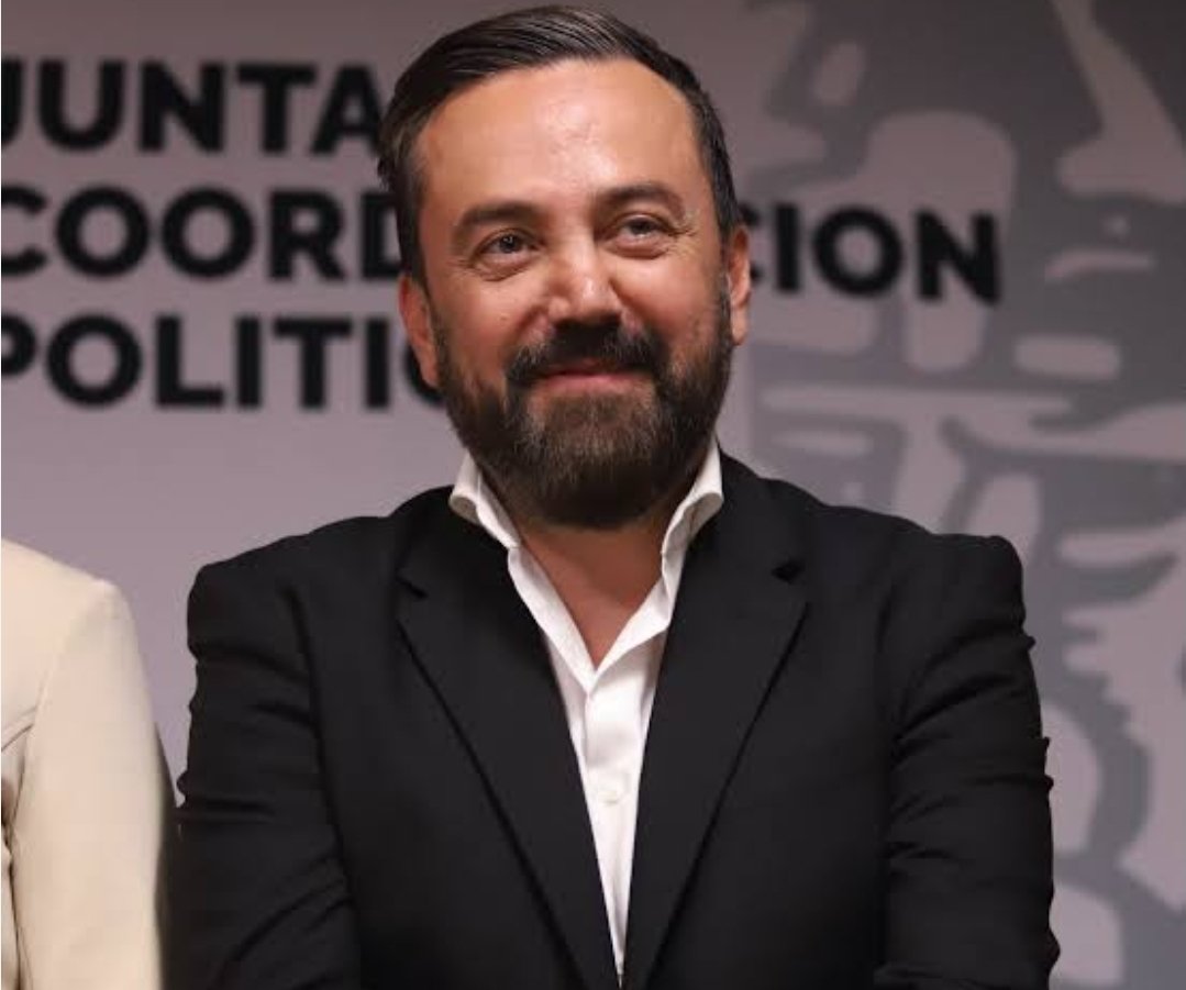 Míralo bien....
Se llama Arturo Ávila. 
<a href="/arturoavila_mx/">Arturo Ávila.</a> .
Esta señalado de trafico de influencias,  ventas sin licitación al gobierno con sobreprecios, venta a Estados morenistas con sobreprecio y uso de programas sociales con fines electorales.

Este tipo de lacras del estilo