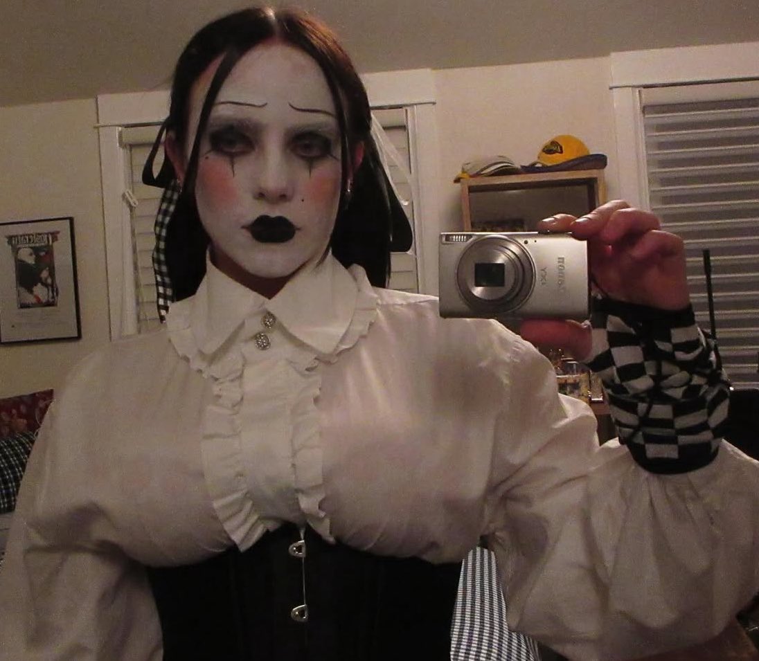 HELLO WHY DOES THIS NOT LOOK LIKE HER AT ALL