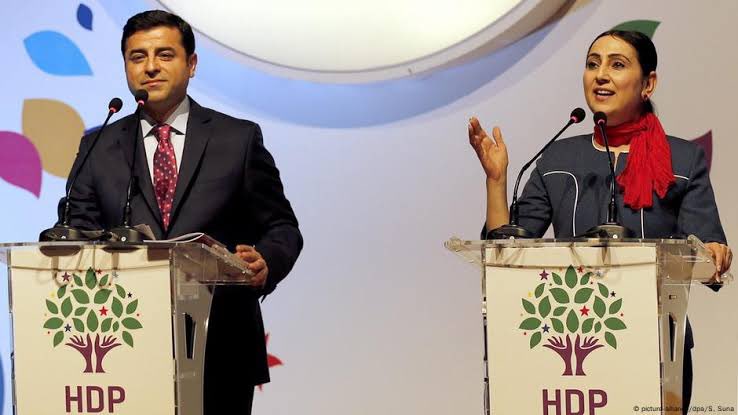 Selahattin Demirtaş ve Figen Yüksekdağ başta olmak üzere Kobane Kumpas Davası tutsaklarının serbest bırakılmaması için başka hiçbir bahane ve gerekçe kalmadı. 

Avrupa İnsan Hakları Mahkemesi’nin (AİHM) verdiği ihlal kararı kesinleşti. 

Yani itiraz reddedildi.

Şimdi sıra