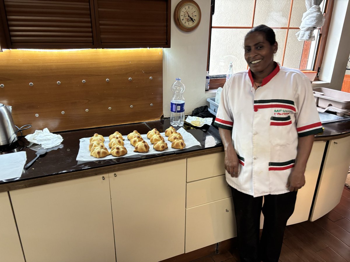 Estos días han estado dedicados a hornear el pan de muerto. Arduo trabajo, por cierto, pero le agradezco enormemente al equipo de la @EmbMexEti por su cariño hacia esta tradición y por su esfuerzo. Más de 100 panes deliciosos hechos con manos mexicanas y etíopes.