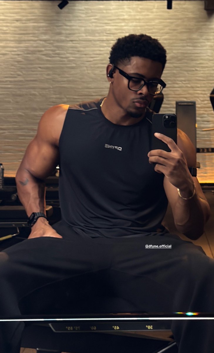 fatos (in)úteis sobre mim.     

altura – 1,96
idade – 26
status– solteiro
tatuagem – algumas
piercing – 
cor favorita – azul 
anime fav – alguns ai
animal fav – tubarão 
comida fav - sashimi 
bebida fav – água :/
hobby - natação