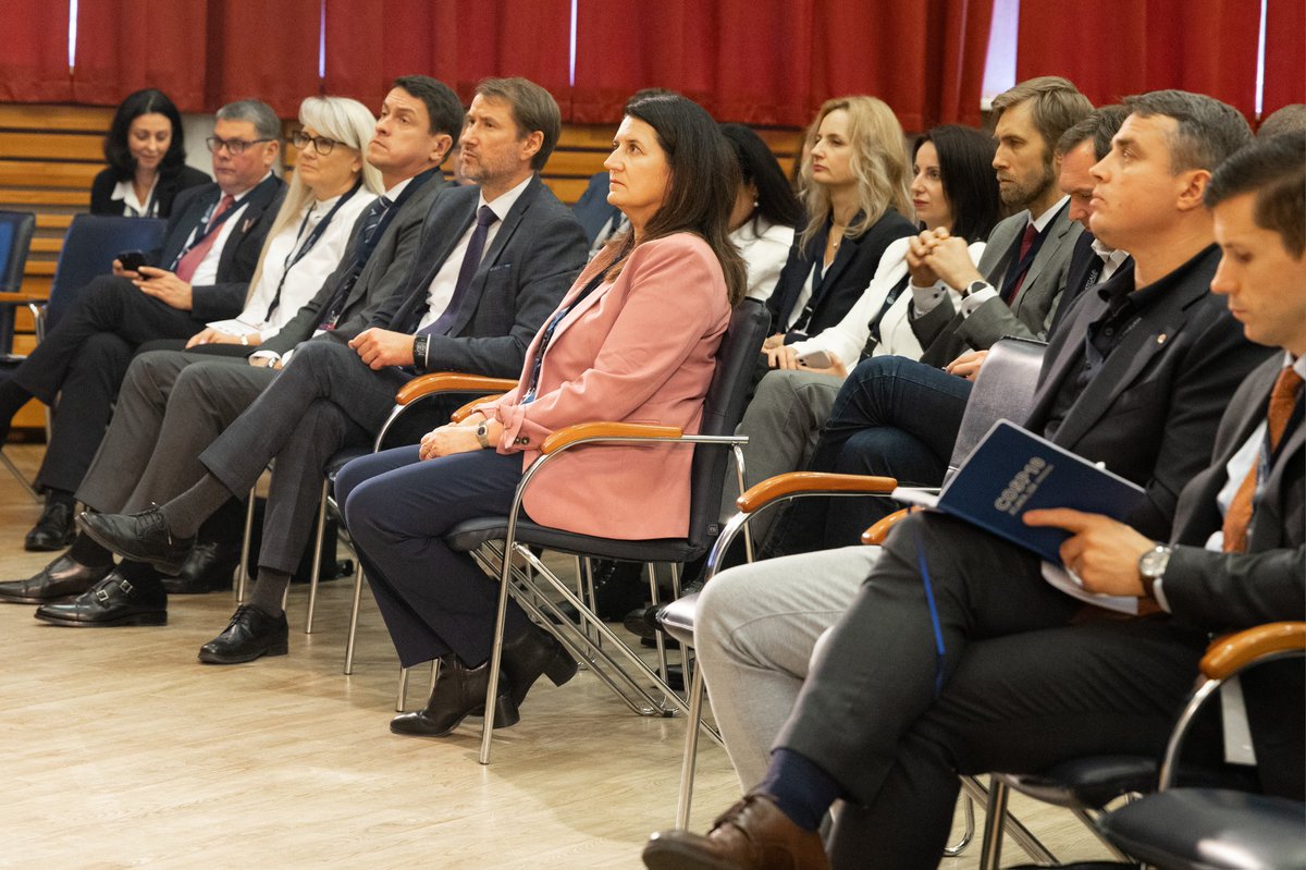 Ārvalstu diplomāti ekonomiskajos jautājumos iepazīst investīciju, ekonomiskās sadarbības un tūrisma iespējas Latgalē 🇱🇻
🌍 Pasākuma atklāšanā <a href="/Arlietas/">Ārlietu ministrija 🇱🇻 | #atbalstuUkrainu 🇺🇦</a> valsts sekretārs <a href="/AndzejsVilumson/">Andzejs Vilumsons</a> uzsver: 💬 “Šī ir pirmā reize, kad tiek organizēta mērķtiecīga ekonomiskā vizīte tieši