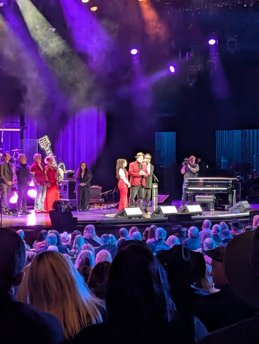 Funkmaster__V's tweet image. Things were won, hearts were stolen, people were pantsed. The law was called but failed to find the culprits. Thanks Josie Music Awards for the gloss. Back to making more majik! #grandoleopry #JosieMusicAwards