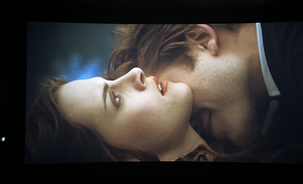 I never thought I would watch Twilight on the big screen (in Finland!!) 😭✨🩷 I thought there would be finnish subtitle tho :(