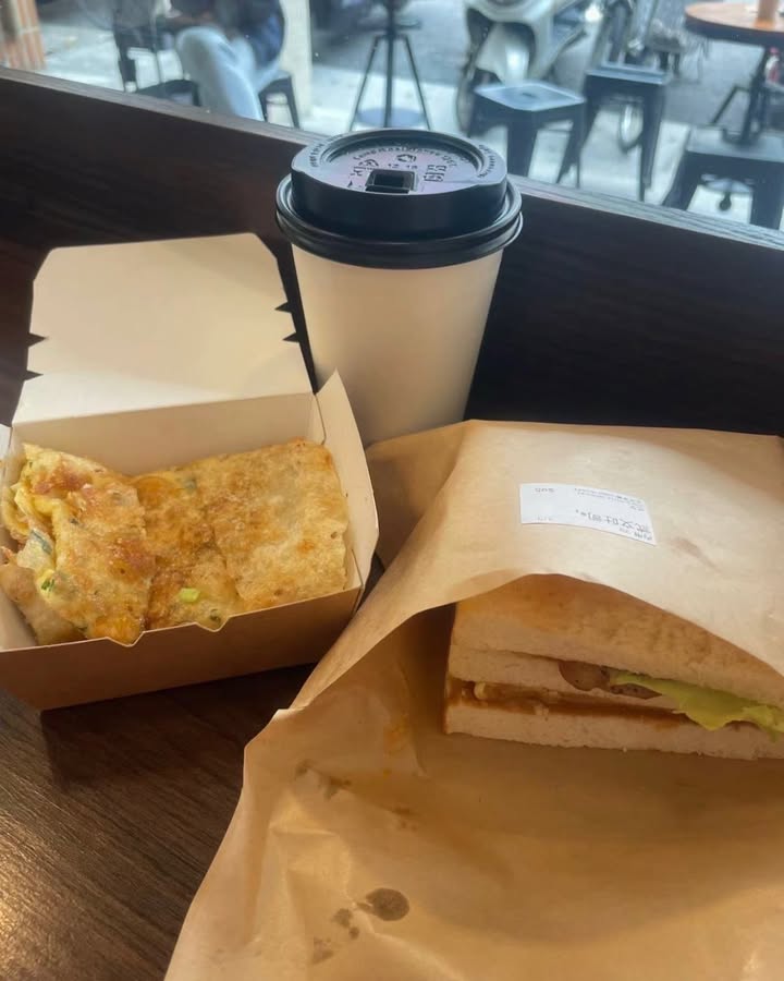 dmwmkfasf's tweet photo. あたたかい コーヒー と たいわん の あさごはん で、 https://t.co/e68WdzBLpf