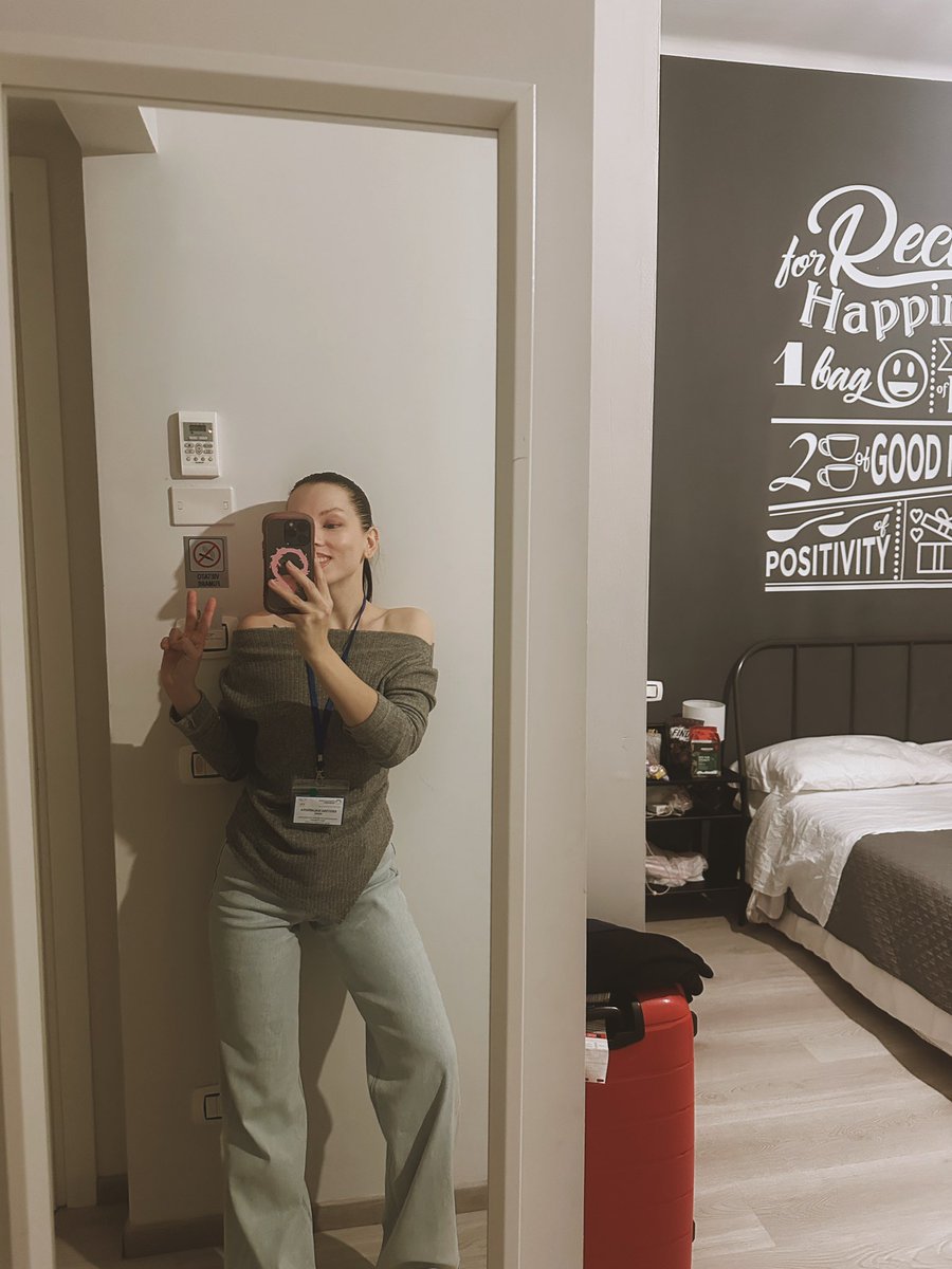 Очень понравилась фраза лектора «we are the firefighters, not the water support team” - про отрицательные коннотации паллиатива, из-за чего семьи боятся нас и как нас просят представляться более «мягкими» названиями) 
Перед вами страшный сотрудник паллиативной помощи✌🏻