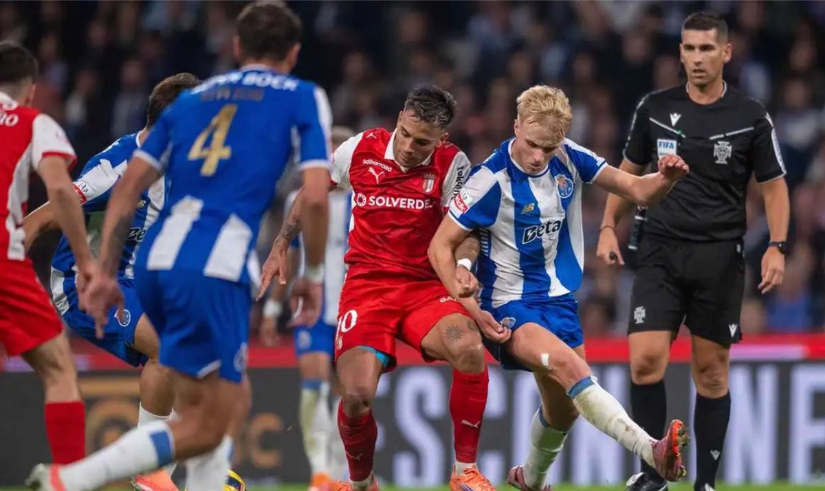 Porto faz pressão ao intervalo na arbitragem já é algo que não surpreende ninguém <a href="/FCPorto/">FC Porto</a>