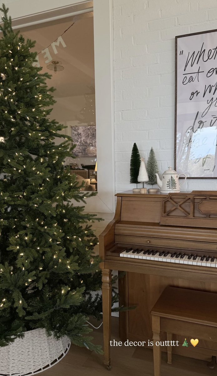 conteshq's tweet photo. the decor is outtt. 🎄💛
Jess’s Instagram stories https://t.co/QrDAk4ONp2
