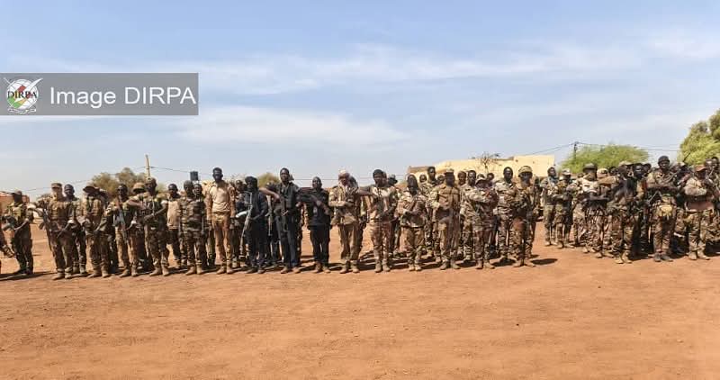 aboubacarybarma's tweet photo. #Mali #Niger #AES
#Gao: La semaine dernière, un nouveau convoi de ravitaillement en hydrocarbures a été escorté par les forces nigériennes #FAN jusqu'à #Labbezzanga, avant que les soldats de l'opération "#Siradjè" des #FAMA ne prennent le relais jusqu'à la cité des #Askia. https://t.co/yWSqwdPxD1
