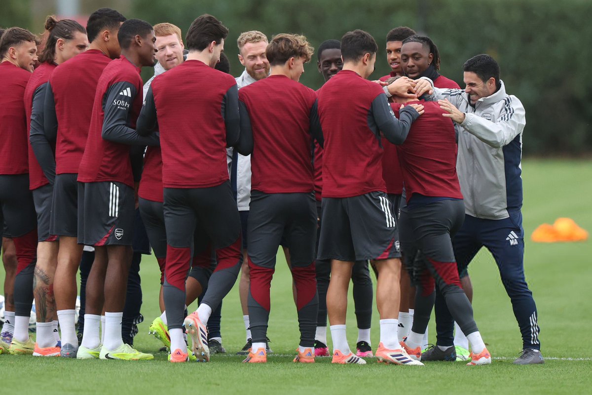 afcstuff's tweet photo. The Arsenal squad congratulate Leandro Trossard after he made his 100th Premier League appearance for the club on Saturday. 🤣❤️ https://t.co/GvW3A96Z0u