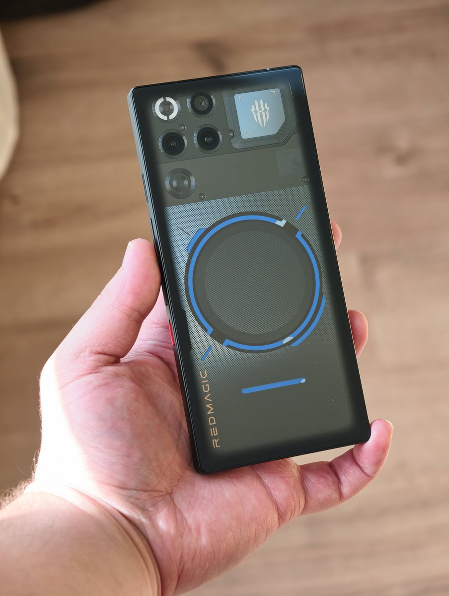 The Redmagic 11 Pro has liquid cooling 👀