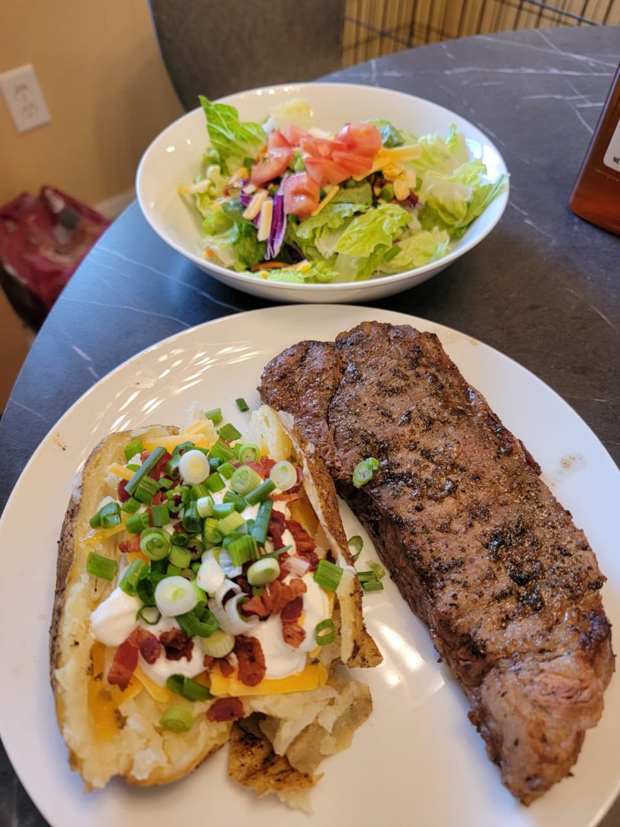 SarahNava_'s tweet photo. Brunch done right, juicy steak, loaded baked potato, and a fresh garden salad simple, satisfying, and full of flavor! #SteakLovers #BrunchVibes #FoodieLife  #HomeCooked #GoodFoodGoodMood #FoodGoals https://t.co/LTaEAB2DUk