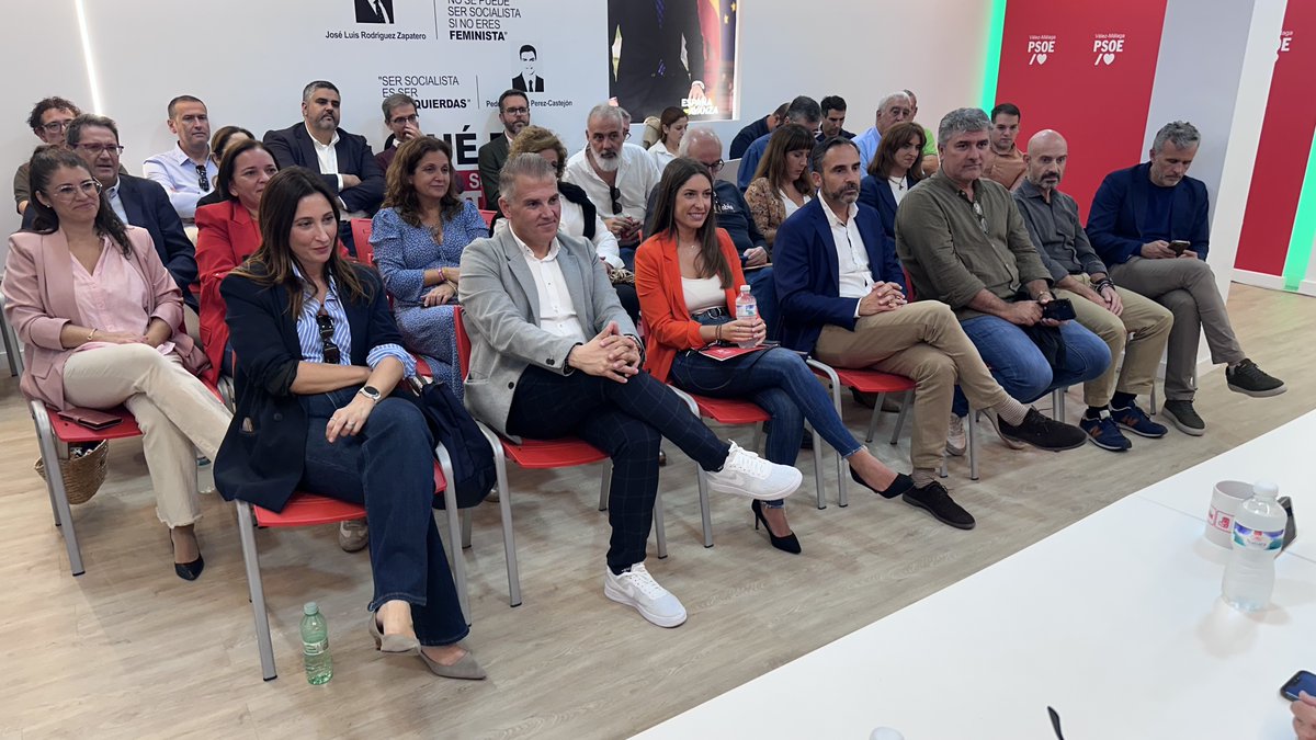 PSOEmalaga's tweet photo. 👨‍🎓👩‍🎓 Hemos aprobado en nuestra ejecutiva celebrada hoy en Vélez-Málaga una resolución en apoyo a la @InfoUMA

👉 Proponemos un Pacto Provincial por la Universidad Pública

👉 Exigimos a la Junta corregir la infrafinanciación de la UMA

➕️ Info: https://t.co/aaBw5S24Y0 https://t.co/cn5FJkcSLc