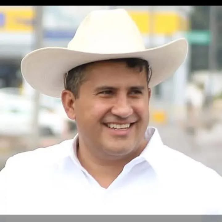 🇲🇽 México duele.
No es reclamo por partidos, es reclamo por un gobierno que pactó con el narco y traicionó al pueblo.
Carlos Manzo no compró votos, ganó corazones.
Lo mataron por amar a México…
pero su voz encendió al país.
El miedo se acaba.
#CarlosManzoVive #DespiertaMéxico