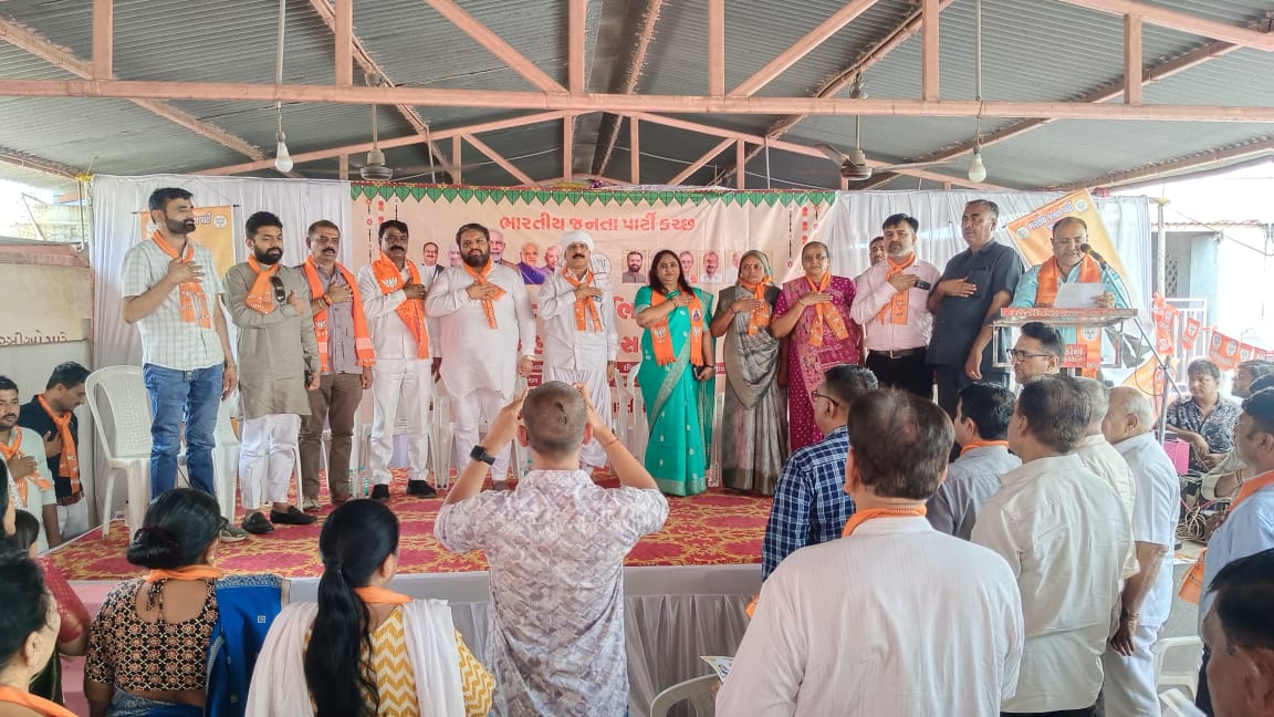 vikashrajgor's tweet image. ગાંધીધામ વિધાનસભા ના ભચાઉ શહેર ભારતીય જનતા પાર્ટી નું નૂતનવર્ષ સ્નેહમિલન કાર્યક્રમ યોજાયો. આ કાર્યક્રમમાં આત્મનિર્ભર ભારત ના સંકલ્પ સાથે સૌને નવા વર્ષની શુભકામનાઓ આદાન પ્રદાન કરી.