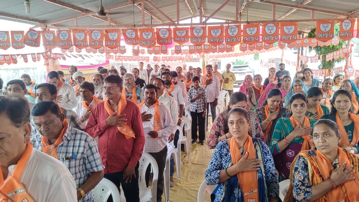 vikashrajgor's tweet image. ગાંધીધામ વિધાનસભા ના ભચાઉ શહેર ભારતીય જનતા પાર્ટી નું નૂતનવર્ષ સ્નેહમિલન કાર્યક્રમ યોજાયો. આ કાર્યક્રમમાં આત્મનિર્ભર ભારત ના સંકલ્પ સાથે સૌને નવા વર્ષની શુભકામનાઓ આદાન પ્રદાન કરી.