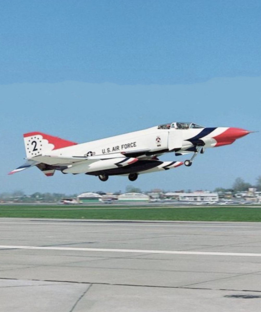 perpetuoasombro's tweet image. Absolutely Beautiful. 
USAF Thunderbird’s flew McDonnell Douglas F-4E Phantom II from 1969 - 1973.