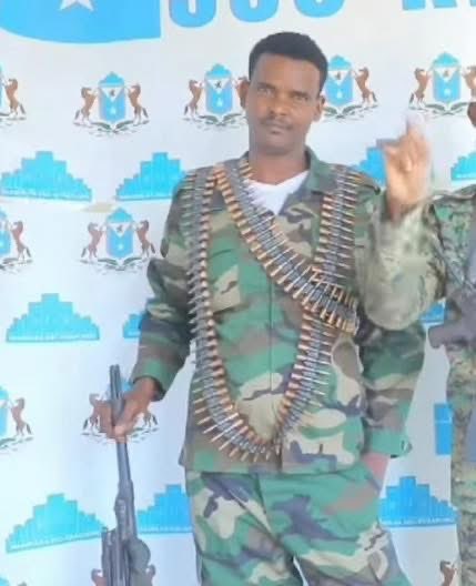 Muuse Cabdilahi oo ahaa ragii 2023 dagaalkii Sool isu soo dhiibay ciidamada SSCKH ,ninkaasoo markii dambe ahaa ragii aan udirnay inay galaan buurta gacan libaax yaa caawo xireen GWG .

Odeygii ciro ragii uu udagaalamay oodhan banaanka yuu dhigay.😂