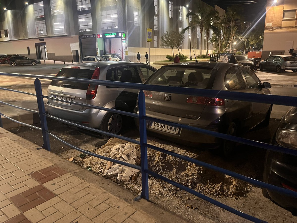 ChemaON88's tweet photo. @LimasamOficial tras las obras realizadas en Alcalde Joaquín Alonso la empresa ha dejado escombros y tierra localizada en una zona de aparcamiento en el número 29. ¿Pueden por favor ayudar con esto? Gracias https://t.co/eL624Gj6zo