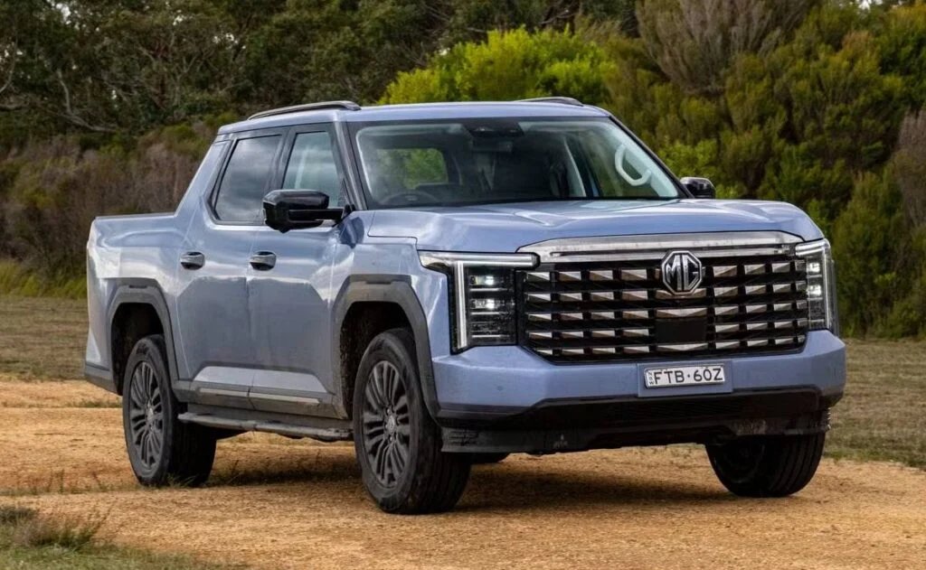 🚛 Nueva MG U9

▪ Va a llegar a la región buscando competir con Hilux y Ranger: mide 5,50 m de largo, usa la plataforma compartida con la Volkswagen Amarok. 

▪ Se destaca por tecnología interior premium: doble pantalla de 12,3”, carga inalámbrica, cámaras 360°, ambientación