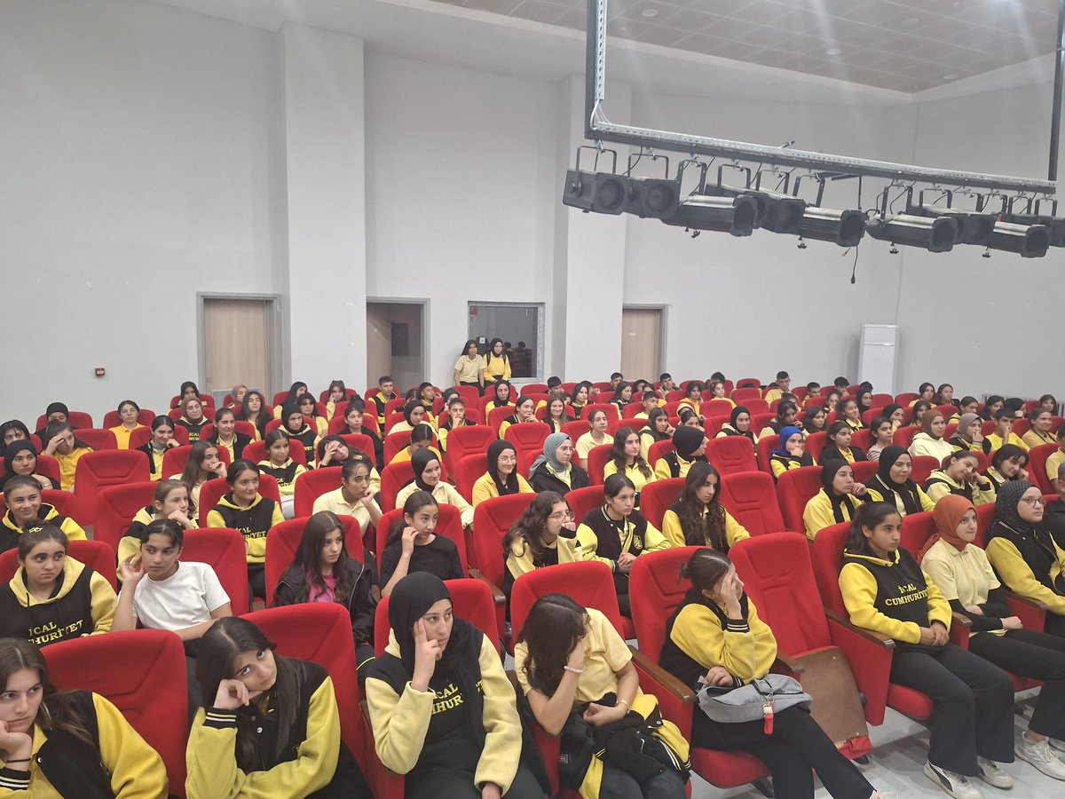 idil_ilcemem's tweet photo. Eğitimci-Yazar Murat Doğan, “Hayalleri olmayanların hedefleri olamaz” diyerek ilçemiz okullarında öğrencilerimizle buluştu. İlçe Milli Eğitim Müdürlüğümüzün koordinesinde gerçekleşen programda, öğrencilerimiz yazarımızı büyük bir ilgiyle dinledi.

Paylaştığı deneyimlerle öğrencilere ilham veren Murat Doğan, program sonunda İlçe Milli Eğitim Müdürümüz Sayın Mehmet Şirin Arslan ve şube müdürlerimizi ziyaret etti. Etkinliğe Eğitim-Bir-Sen İdil Temsilcisi Selman Karaaslan da katılım sağladı.

İlçe Milli Eğitim Müdürümüz Sayın Mehmet Şirin Arslan, anlamlı paylaşımlarından dolayı Yazar Murat Doğan’a teşekkür ederek, öğrencilerimiz üzerinde bıraktığı olumlu etkiden duyduğu memnuniyeti ifade etti.

@sirnakvaliligi 
@birolekici73 
@sirnakmem73
@bycandiroglu
@idilKymkmlk
@meh_sirarslan
@muratdogan7735
