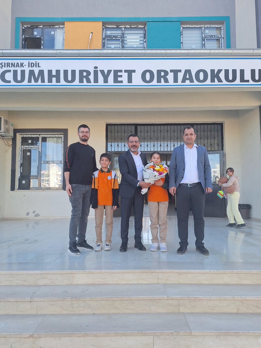 Eğitimci-Yazar Murat Doğan, “Hayalleri olmayanların hedefleri olamaz” diyerek ilçemiz okullarında öğrencilerimizle buluştu. İlçe Milli Eğitim Müdürlüğümüzün koordinesinde gerçekleşen programda, öğrencilerimiz yazarımızı büyük bir ilgiyle dinledi.

Paylaştığı deneyimlerle