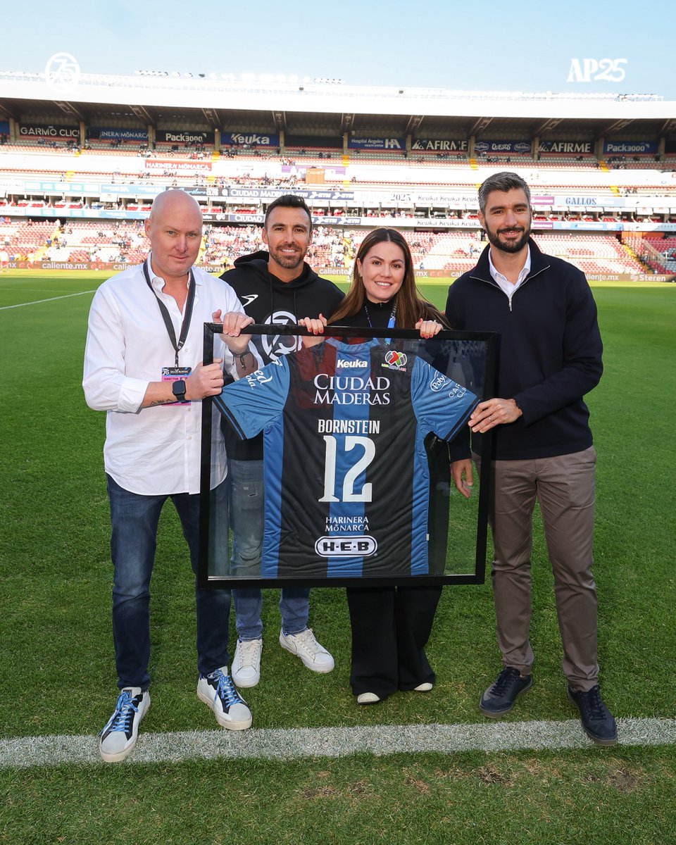 Club_Queretaro's tweet photo. ¡Un Gallo Blanco legendario! 🔵⚫️

Ver a @JonnyBornstein y emocionarse de nuevo. Ayer tuvimos visita de lujo en casa. 

#Los75DeGallos https://t.co/s8gOgYeXpm