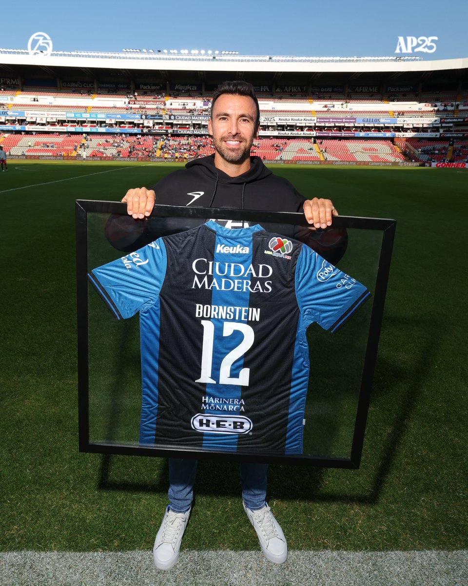 Club_Queretaro's tweet photo. ¡Un Gallo Blanco legendario! 🔵⚫️

Ver a @JonnyBornstein y emocionarse de nuevo. Ayer tuvimos visita de lujo en casa. 

#Los75DeGallos https://t.co/s8gOgYeXpm