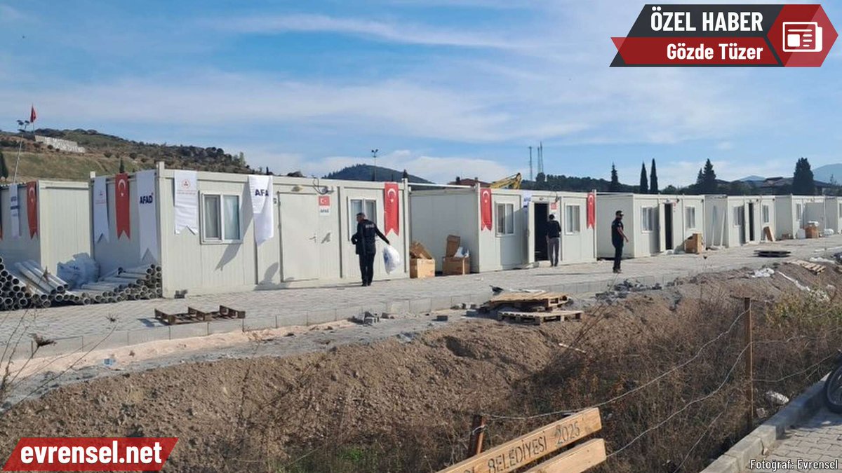 Belediyenin önündeki yemek aracının kenarında Sındırgı Belediyesi çalışanı kadınlarla sohbet ediyoruz. 45 yaşındaki Sultan Kurt, anlatıyor: “2.5 ay önce binalara bakılsaydı bugün sokakta kalmazdık”

Gözde Tüzer'in (<a href="/GozdeTuzer/">Gözde Tüzer</a>) haberi
evrensel.net/haber/581869/s…