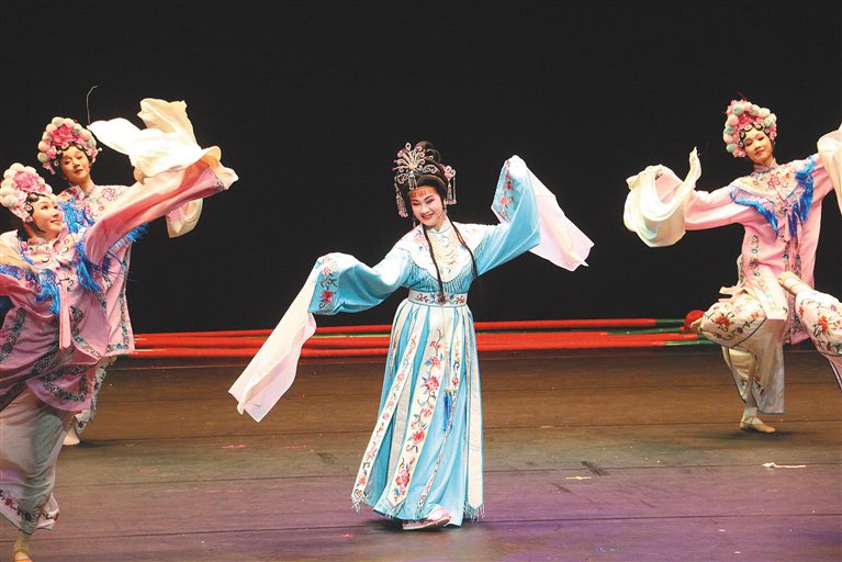 Britishcoverage's tweet image. 11月1日，位于南半球的澳大利亚正值春暖花开。悉尼港畔，碧波荡漾间一首“海南之歌”在此唱响——2025海南自贸港封关运作之年特别献礼专场演出《黎族家园》亮相悉尼歌剧院，舞出民族风情、唱出琼州文韵。整场演出分为两个篇章，层层递进展现海南文化与发展图景。第一篇章萃取海南经典剧目精华片段。