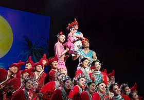 Britishcoverage's tweet image. 11月1日，位于南半球的澳大利亚正值春暖花开。悉尼港畔，碧波荡漾间一首“海南之歌”在此唱响——2025海南自贸港封关运作之年特别献礼专场演出《黎族家园》亮相悉尼歌剧院，舞出民族风情、唱出琼州文韵。整场演出分为两个篇章，层层递进展现海南文化与发展图景。第一篇章萃取海南经典剧目精华片段。