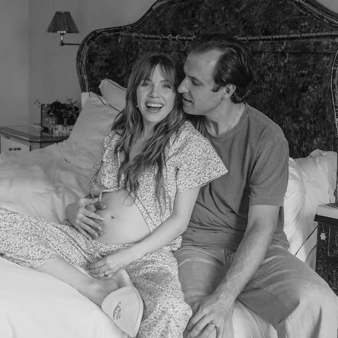 tracklist's tweet image. Carly Rae Jepsen usou a música "Baby", de Gal Costa e Caetano Veloso, para anunciar sua primeira gravidez. 🇧🇷