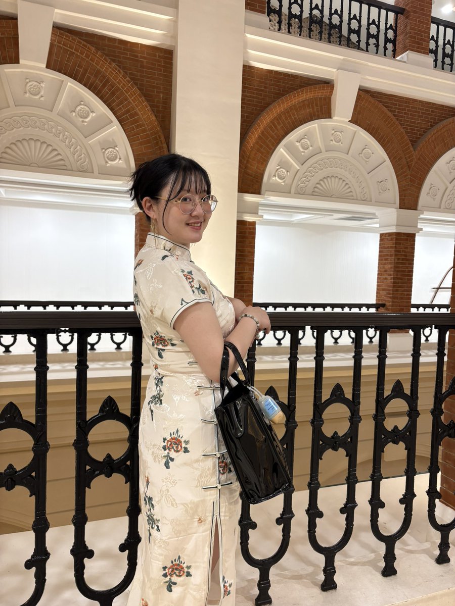yuka_cchii's tweet image. shanghai vibes ✨
bought a qipao on my trip to shanghai and thoroughly learned the meaning of 洋气 LOL
