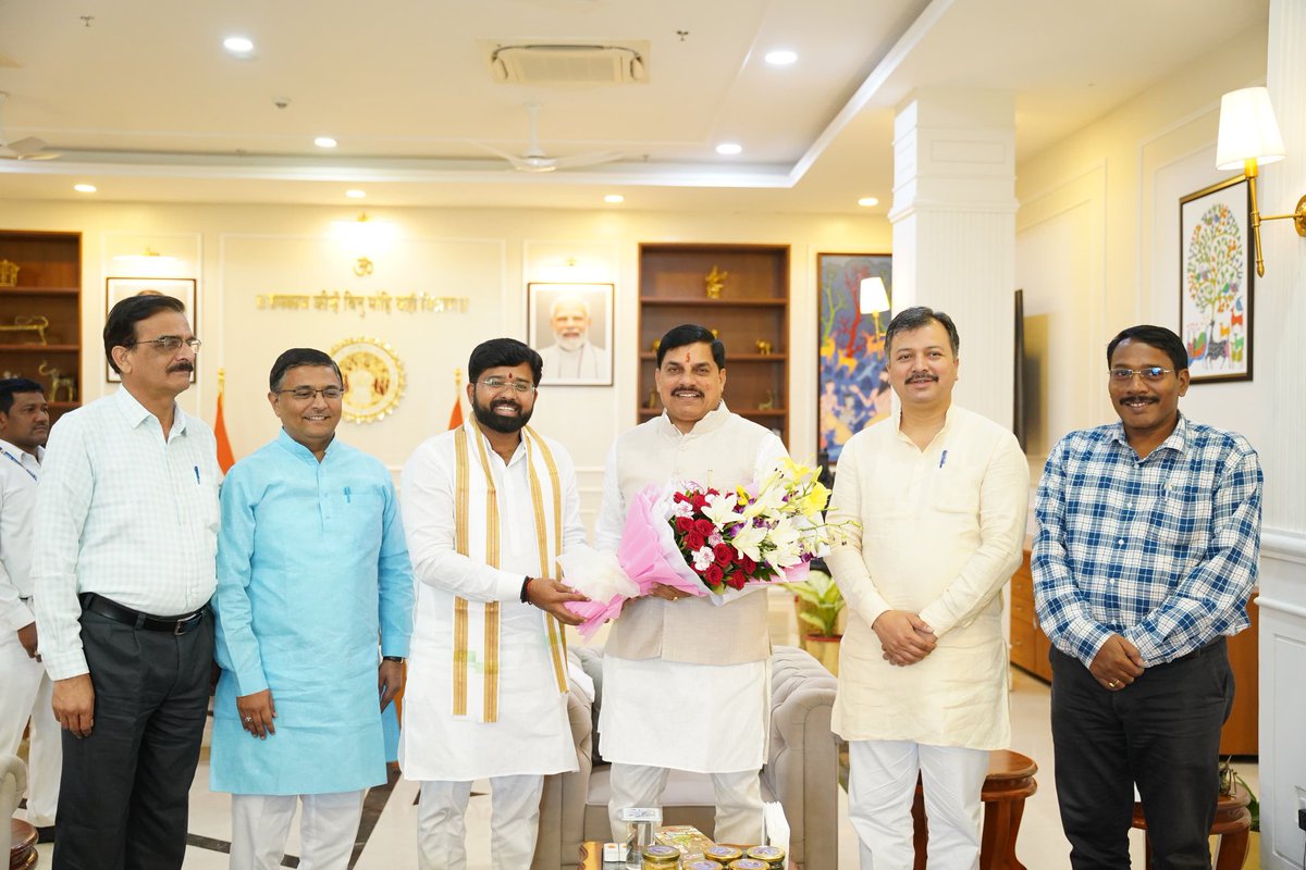 drmohanoffice51's tweet image. माननीय मुख्यमंत्री @DrMohanYadav51 जी से अखिल भारतीय विद्यार्थी परिषद के प्रतिनिधि मंडल ने मुलाकात कर परिषद की नवीन वर्ष 2026 की डायरी देकर सौजन्य भेंट की।

इस अवसर पर परिषद के राष्ट्रीय संगठन मंत्री श्री आशीष चौहान, राष्ट्रीय उपाध्यक्ष डॉ. आशुतोष मंडावी, राष्ट्रीय महामंत्री डॉ.…