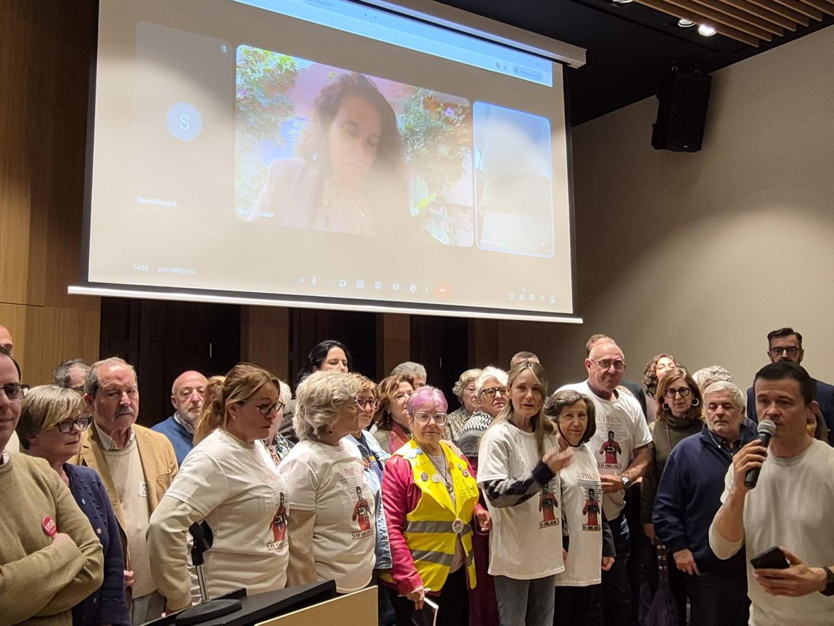 UGT_Comunica's tweet photo. 🫱🏼‍🫲🏽 Desde UGT, con la representación de Lola Navarro (@lolanagi11), vicesecretaria general, hemos asistido al ‘Encuentro de las Víctimas de la Dana’ en @ateneodemadrid 

✊🏼Más de 30 entidades hemos arropado hoy a las víctimas de este trágico suceso que no debemos olvidar.

‼️ Sabemos quienes son los responsables. No valen excusas.

➡️ Por eso, desde UGT exigimos: una Comisión de seguimiento para la reconstrucción con los agentes sociales; debemos estar preparados/as para que no haya otra tragedia por la crisis climática actual en España.