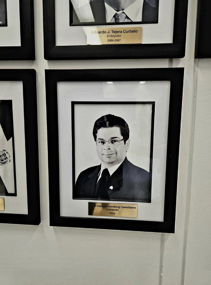fulloa74's tweet photo. Hans, Valentina y yo, estamos honrados de haber acompañado a tu familia en este íntimo homenaje póstumo.
Te recordamos con mucho cariño. Si bien eras un diplomático nato, fue tu calidez humana la que te convertía en un hombre universal. 
Abrazo fraterno, hermano querido 🙏🏽 https://t.co/Zp3oHiea8u