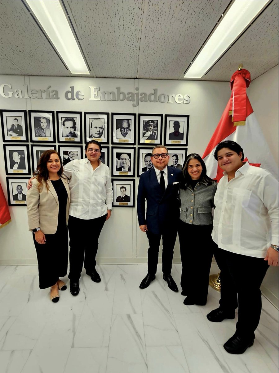 fulloa74's tweet photo. Hans, Valentina y yo, estamos honrados de haber acompañado a tu familia en este íntimo homenaje póstumo.
Te recordamos con mucho cariño. Si bien eras un diplomático nato, fue tu calidez humana la que te convertía en un hombre universal. 
Abrazo fraterno, hermano querido 🙏🏽 https://t.co/Zp3oHiea8u
