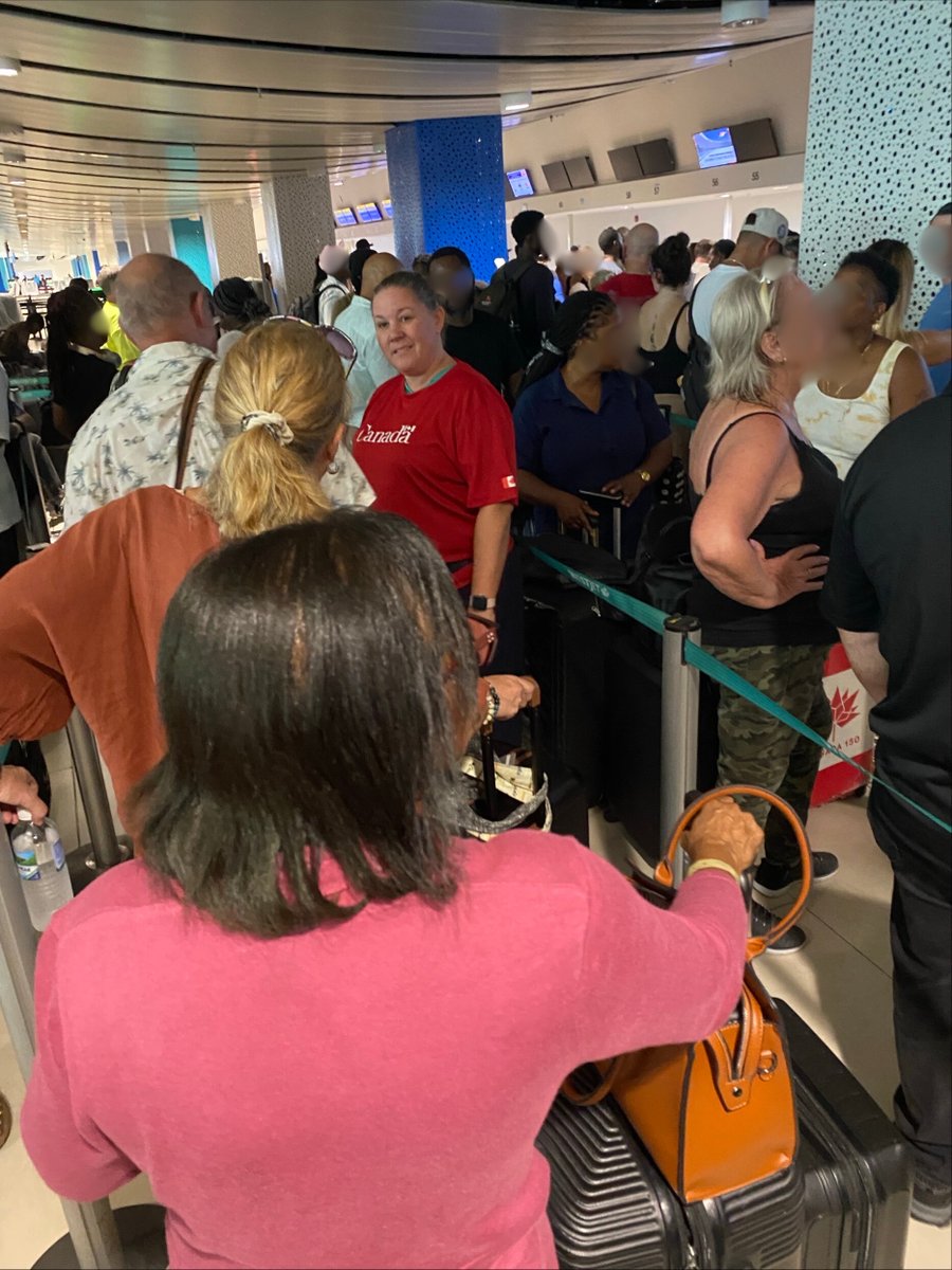 Des membres de notre Équipe permanente de déploiement rapide sont à l’aéroport de #MontegoBay, en #Jamaïque, pour aider les Canadiens à rentrer chez eux en toute sécurité après le passage de l'ouragan #Melissa. ow.ly/90n650XlZQw