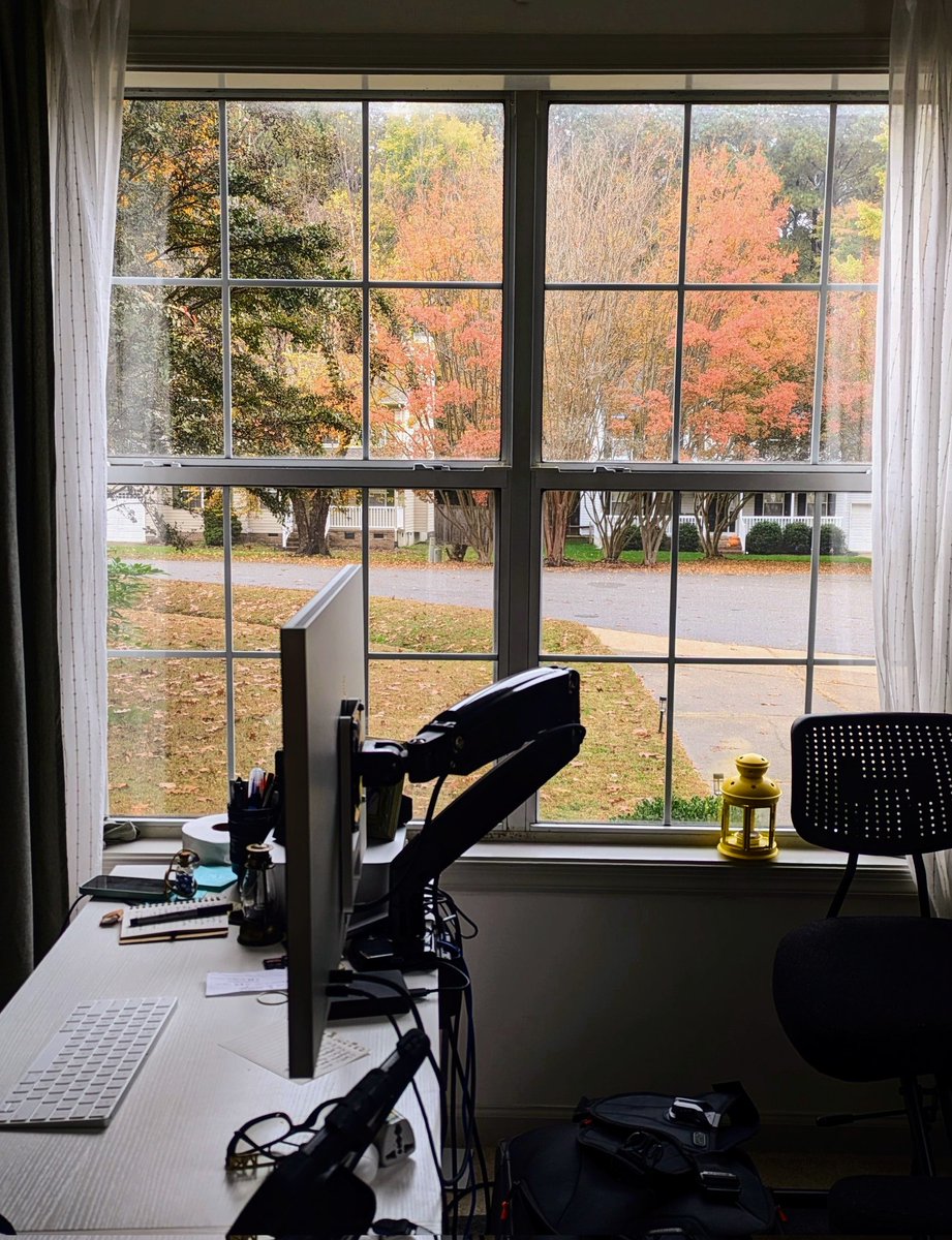 Minik home-office'imin sonbahar manzarası 🍂☺️ 
Keske resim yetenegim olsaydi... 
Onun yerine bu manzaraya bakarak fotoğraf edit'liyorum, o da bir şey tabii ☺️