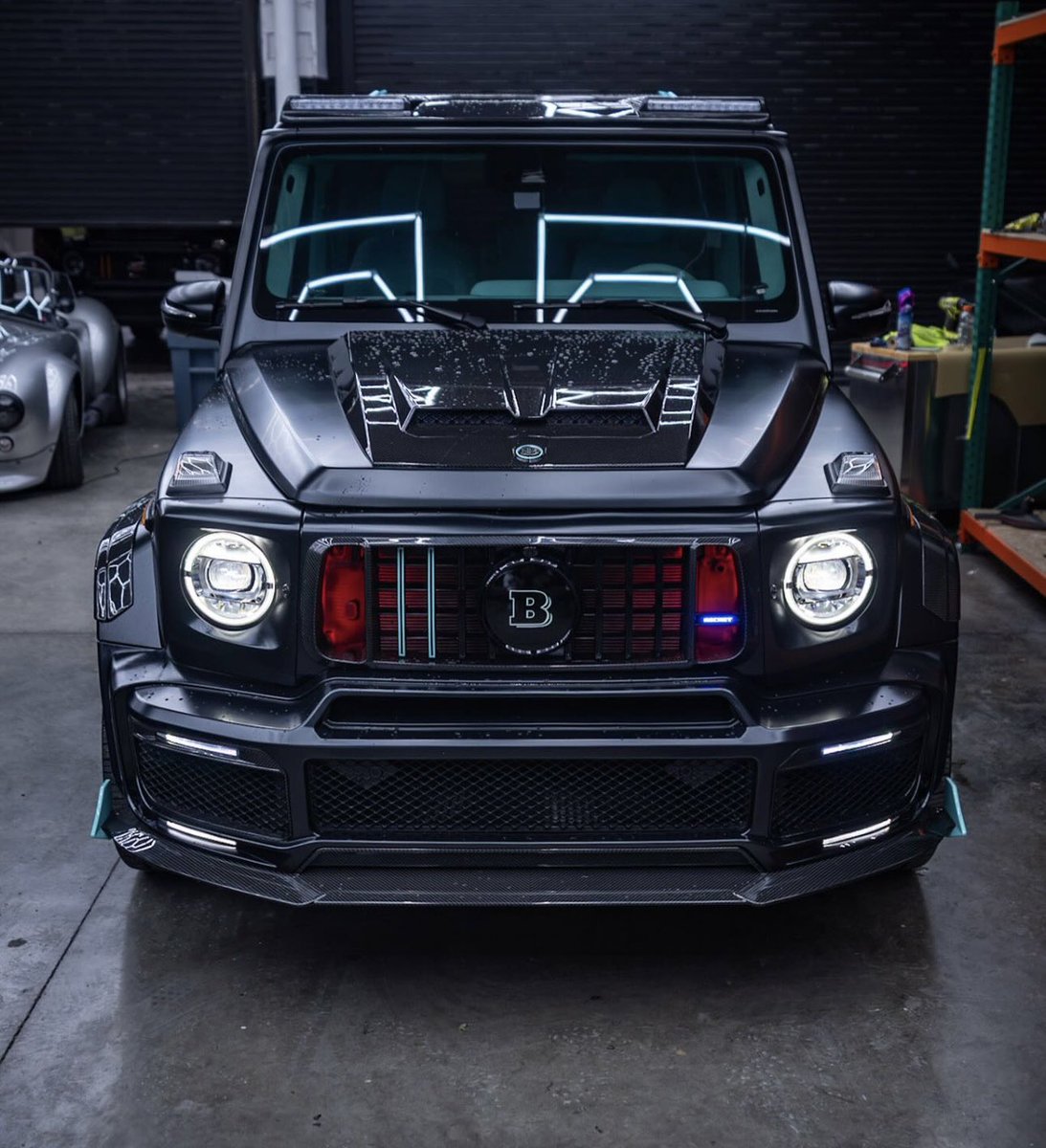 DropZone211's tweet image. Me &amp;amp; my team doing a prize competition guys!!🎉

One lucky winner will have a chance to win $380,000 in luxury experience &amp;amp; prizes🏅🛥️💎

One of the prizes is a BRAND NEW BRABUS G-Wagon 🚗✨

For more information just DM me 👍🏼

To ENTER link will be in the comments⬇️

#prizes