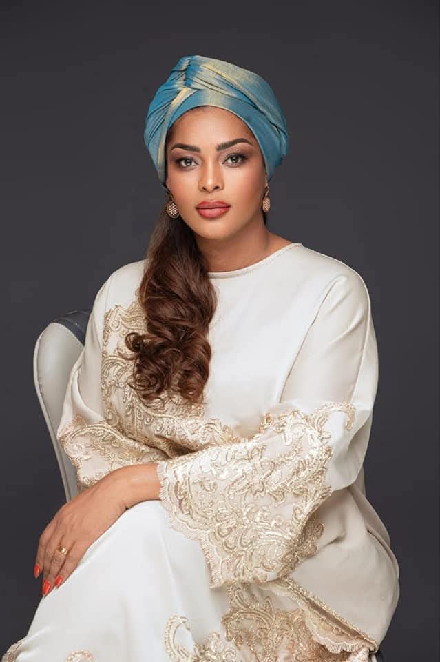 Excellente Semaine et bon mois de Novembre à la Maman de tous les Kamerhistes engagés et loyaux, Maman <a href="/HamidaKamerhe/">HAMIDA CHATUR KAMERHE</a>. Nous vous aimons. 🙏🏻🙏🏻🙏🏻♥️♥️♥️♥️