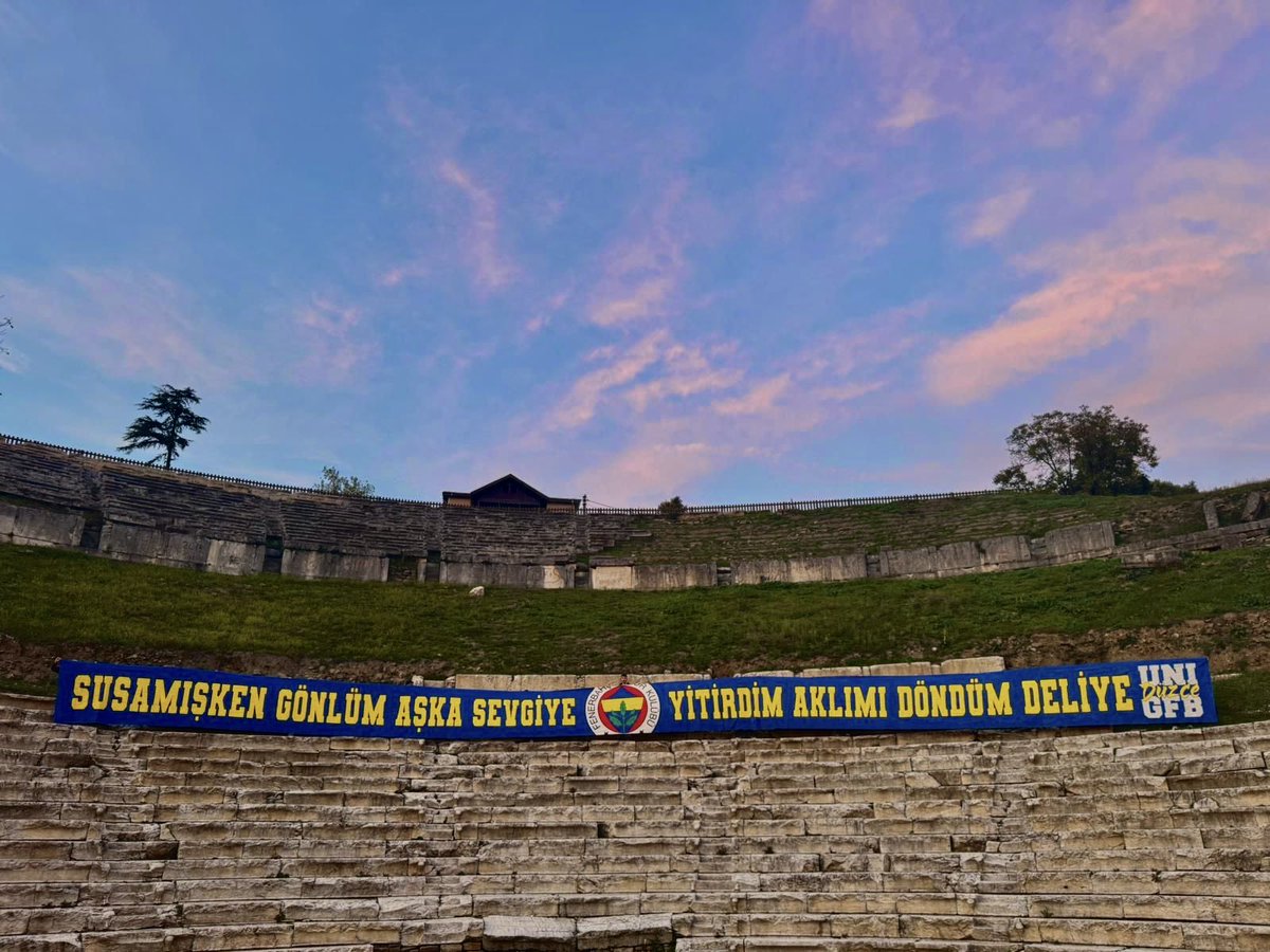 SUSAMIŞKEN GÖNLÜM AŞKA SEVGİYE, YİTİRDİM AKLIMI DÖNDÜM DELİYE.
#UNIGFB