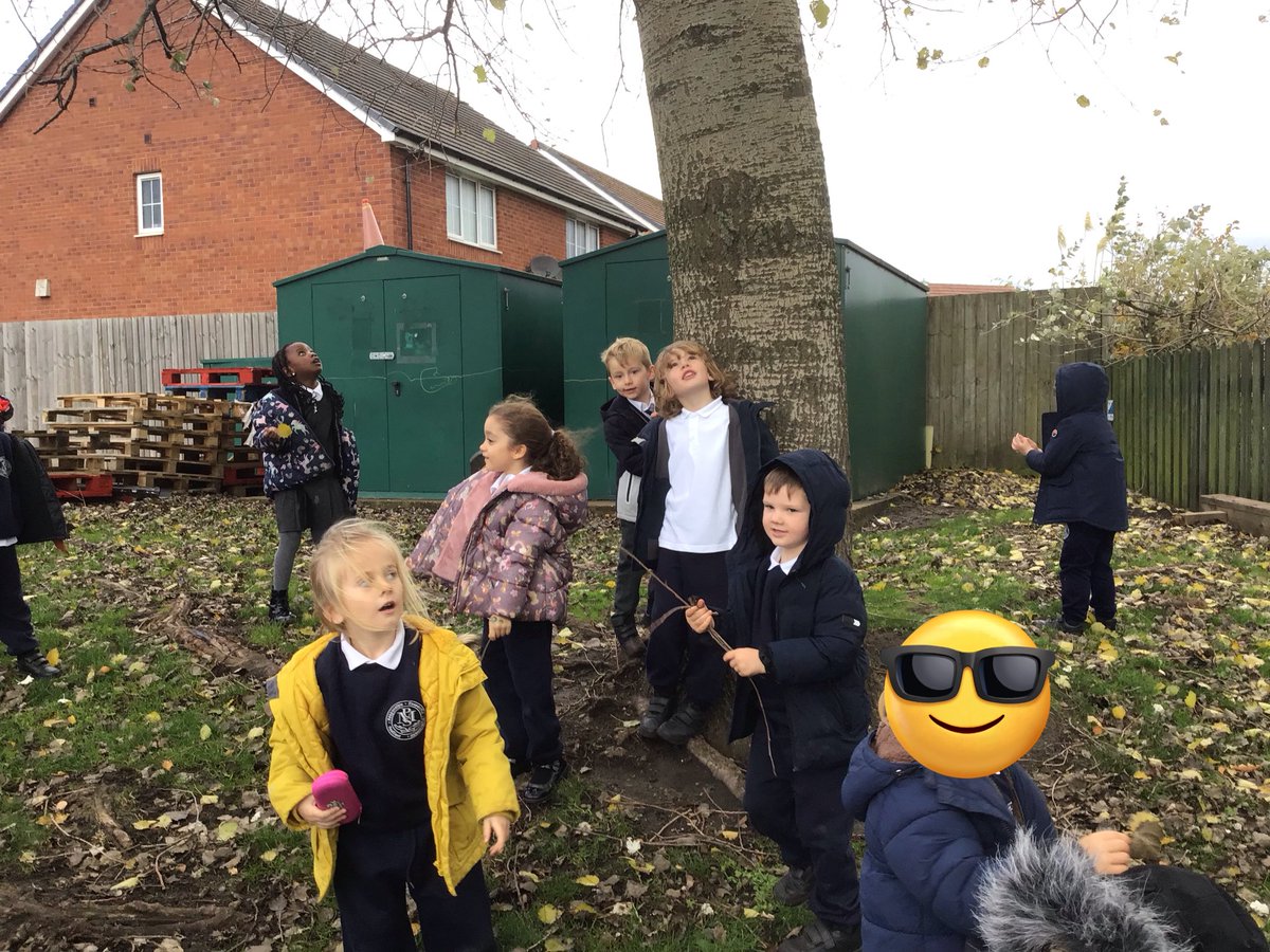 Receptionmonksd's tweet image. #classR1 loved exploring our school environment to look for signs of autumn. We then went back into class and discussed what we saw, touched and heard. We also talked about how it becomes dark earlier and how some animals hibernate.